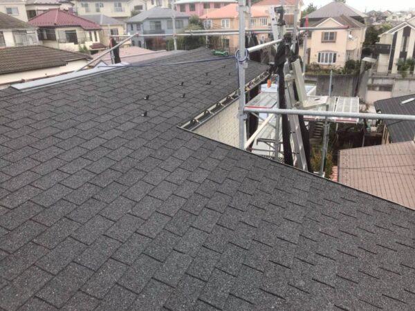 川崎市にて屋根修理〈シングル屋根からスーパーガルテクトへのカバー工法〉の施工前写真