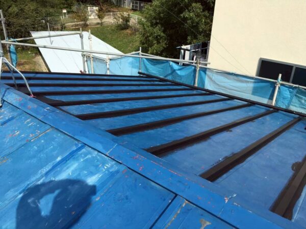川崎市にて屋根補修工事〈瓦棒屋根の塗装〉の施工前写真