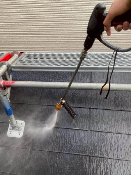 川崎市にて外壁塗装工事に伴う屋根のメンテナンスの施工前写真