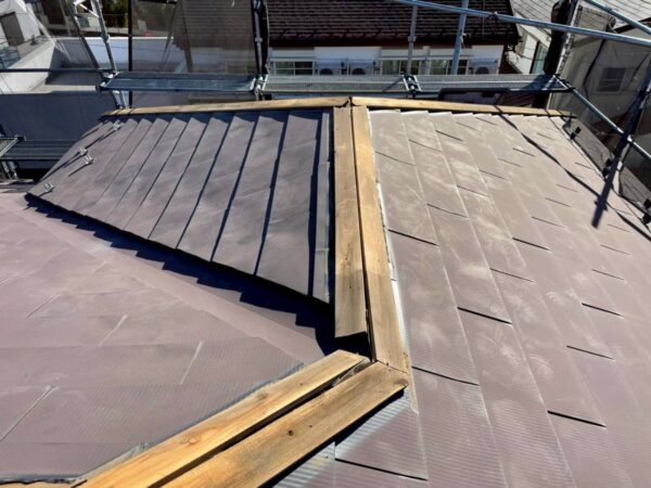 川崎市にて屋根修理〈訪問販売の被害・貫板交換工事〉の施工前写真