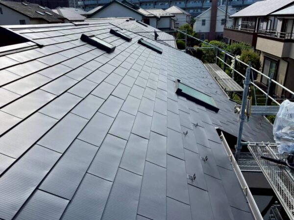 川崎市にて屋根修理〈コロニアル屋根のカバー工法＞の施工後写真