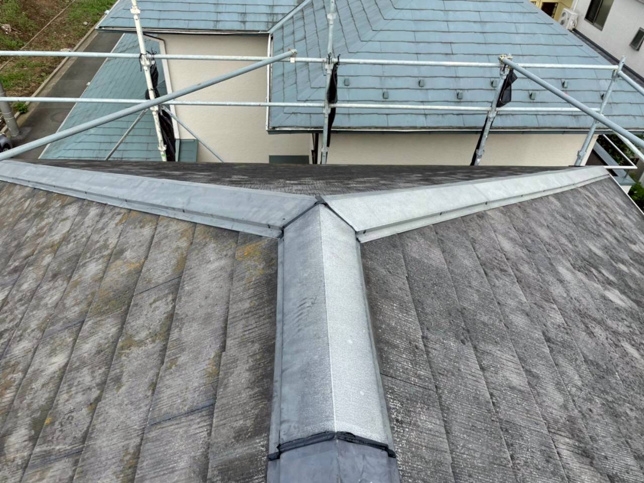 川崎市にて屋根修理〈棟板金の外れ・貫板交換〉