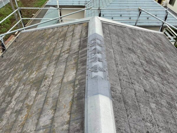 川崎市にて屋根修理〈棟板金の外れ・貫板交換〉の施工前写真