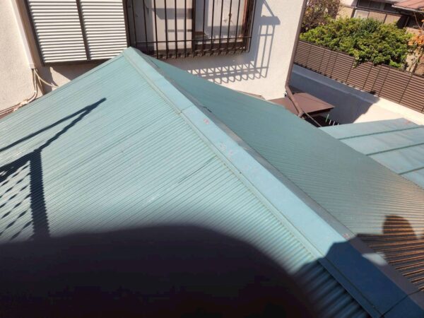 川崎市にて屋根修理〈棟板金と貫板の交換工事〉の施工前写真