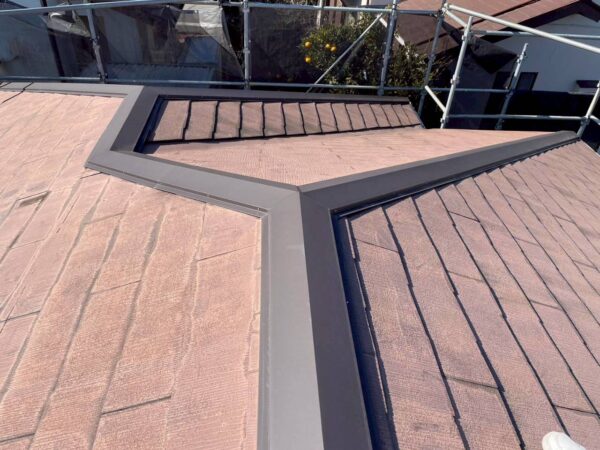 川崎市にてコロニアル屋根のメンテナンス〈貫板交換・塗装工事〉の施工前写真