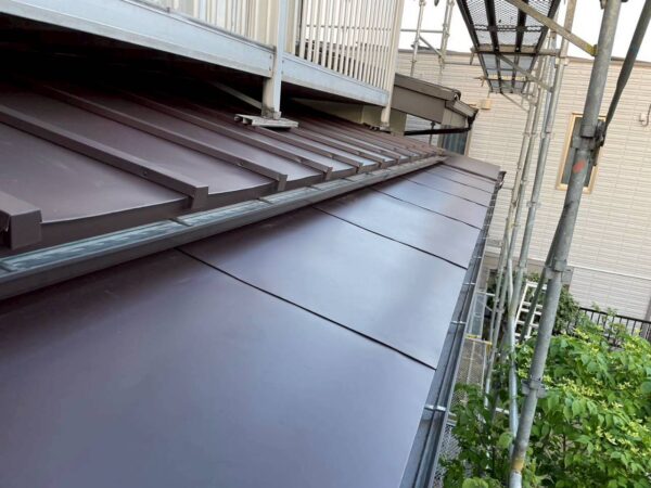 川崎市にて屋根修理〈瓦棒屋根・庇のカバー工法〉の施工後写真