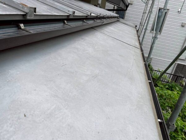 川崎市にて屋根修理〈瓦棒屋根・庇のカバー工法〉の施工前写真