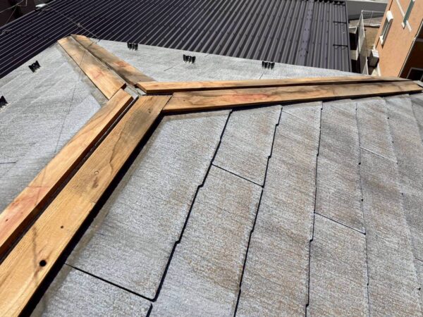川崎市にて屋根修理〈棟板金のメンテナンス・貫板交換工事〉の施工前写真
