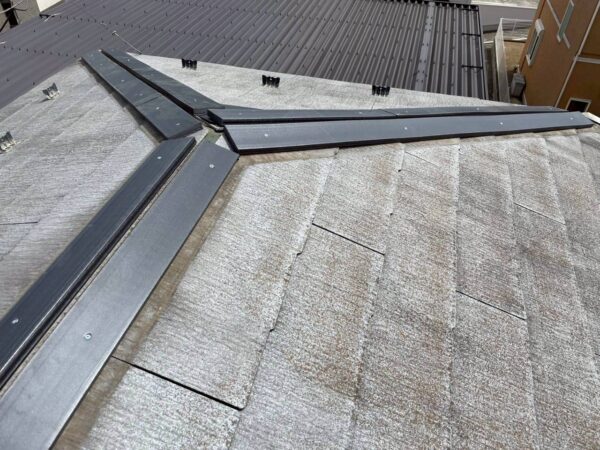 川崎市にて屋根修理〈棟板金のメンテナンス・貫板交換工事〉の施工後写真