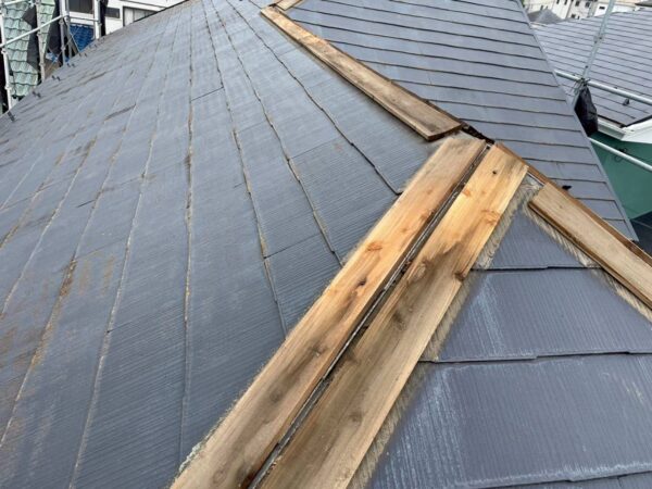 川崎市にて屋根修理〈棟板金の外れ・貫板交換工事〉の施工前写真