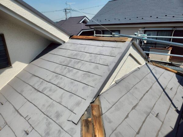川崎市にて屋根修理・カバー工法〈コロアニアル屋根の劣化〉の施工前写真