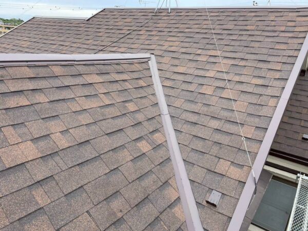 川崎市にて屋根修理・カバー工法〈コロアニアル屋根の劣化〉の施工後写真