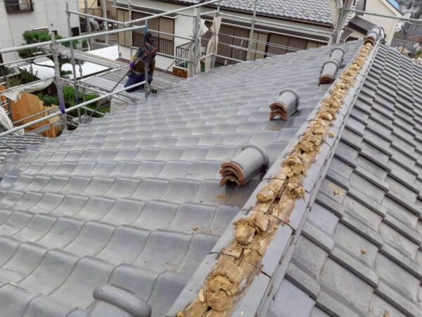 川崎市にて屋根修理〈瓦屋根の軽量化・葺き替え工事〉の施工前写真