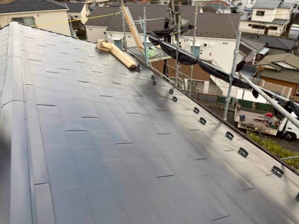 川崎市にて屋根修理＜瓦屋根から横暖ルーフへの葺き替え工事〉の施工後写真