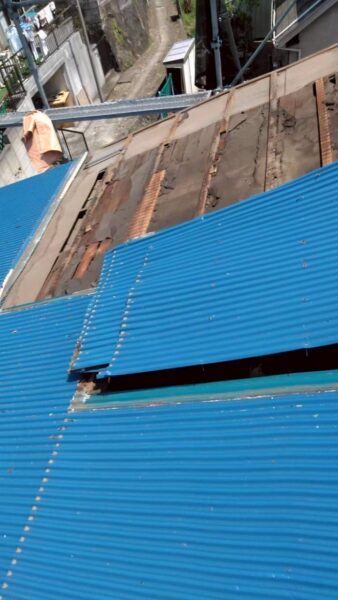 川崎市にて屋根修理〈波板トタンから横暖ルーフへの葺き替え〉の施工前写真