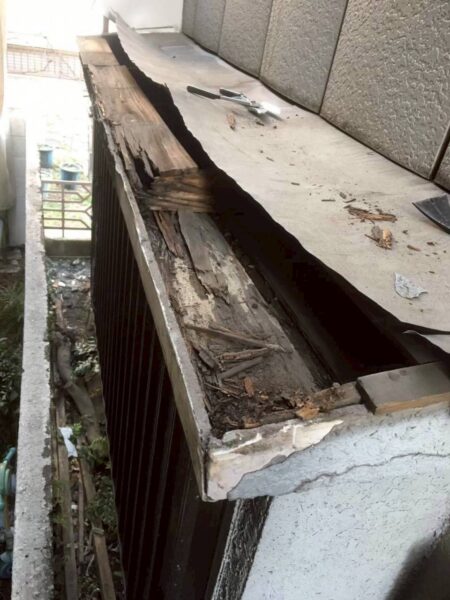 川崎市にて雨漏り修理〈庇からの雨漏り〉の施工前写真