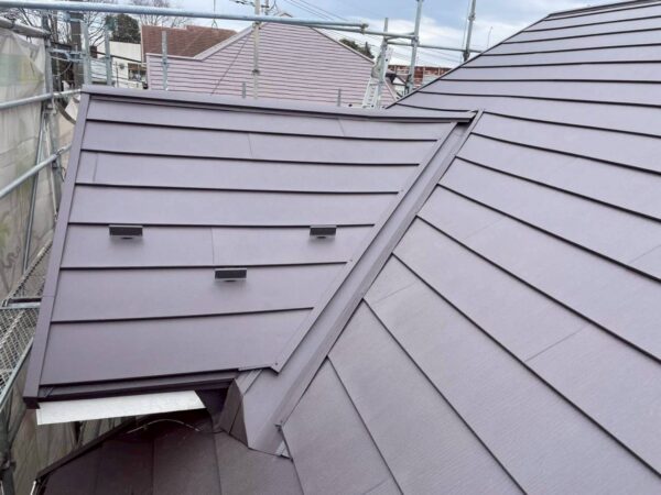 川崎市川崎区にて屋根修理〈スーパーガルテクトによる屋根カバー工法〉の施工後写真