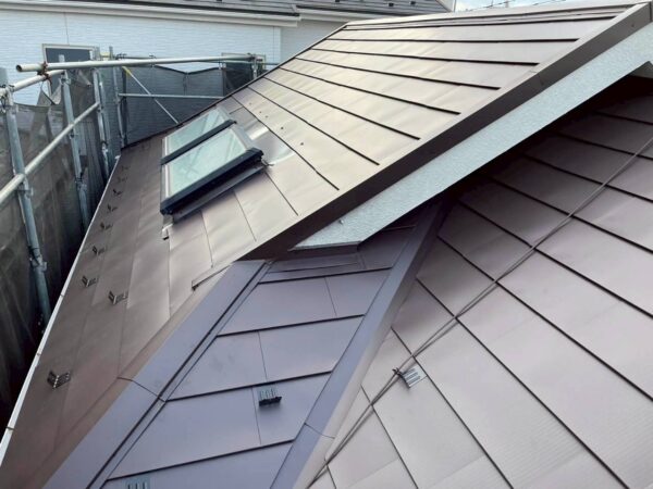 川崎市にて雨漏り修理・屋根修理〈タフワイドへのカバー工法〉の施工後写真