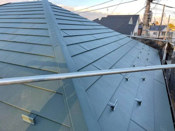 川崎市にて屋根修理〈スーパーガルテクトへのカバー工法〉の施工後写真